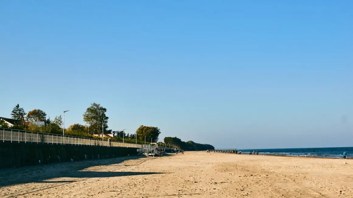 Piękna plaża w Sarbinowie, idealne miejsce na spacer i podziwianie widoków. Atrakcje dla każdego!