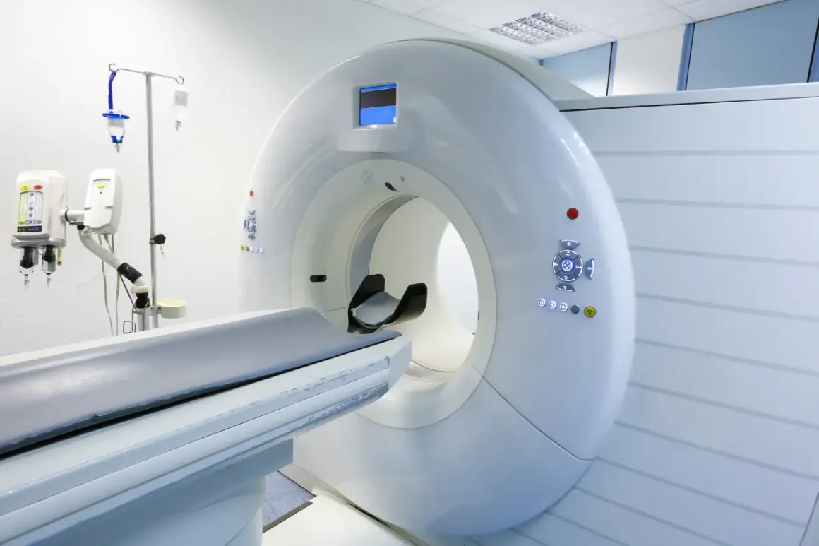 Nowoczesny aparat do tomografii komputerowej i rezonansu magnetycznego, gotowy do badań diagnostycznych.