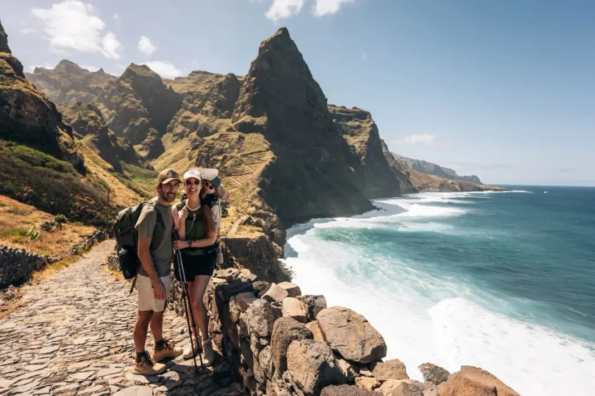 Couple randonnant avec bébé au Cap-Vert, découvrant quoi faire dans ce paysage spectaculaire de montagnes et d'océan.