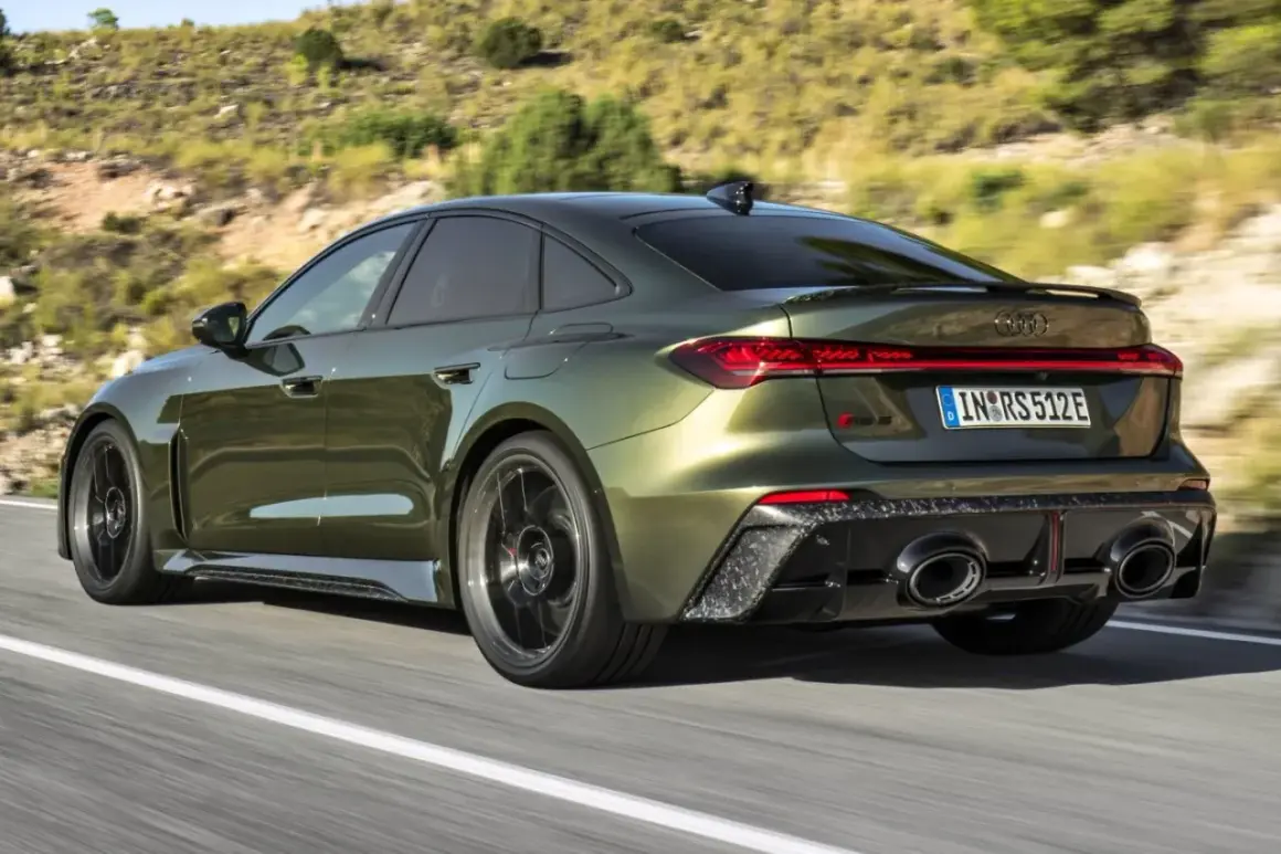 Nowy Audi RS5 2026 w kolorze oliwkowym pędzi po krętej drodze, prezentując sportowy design i moc.