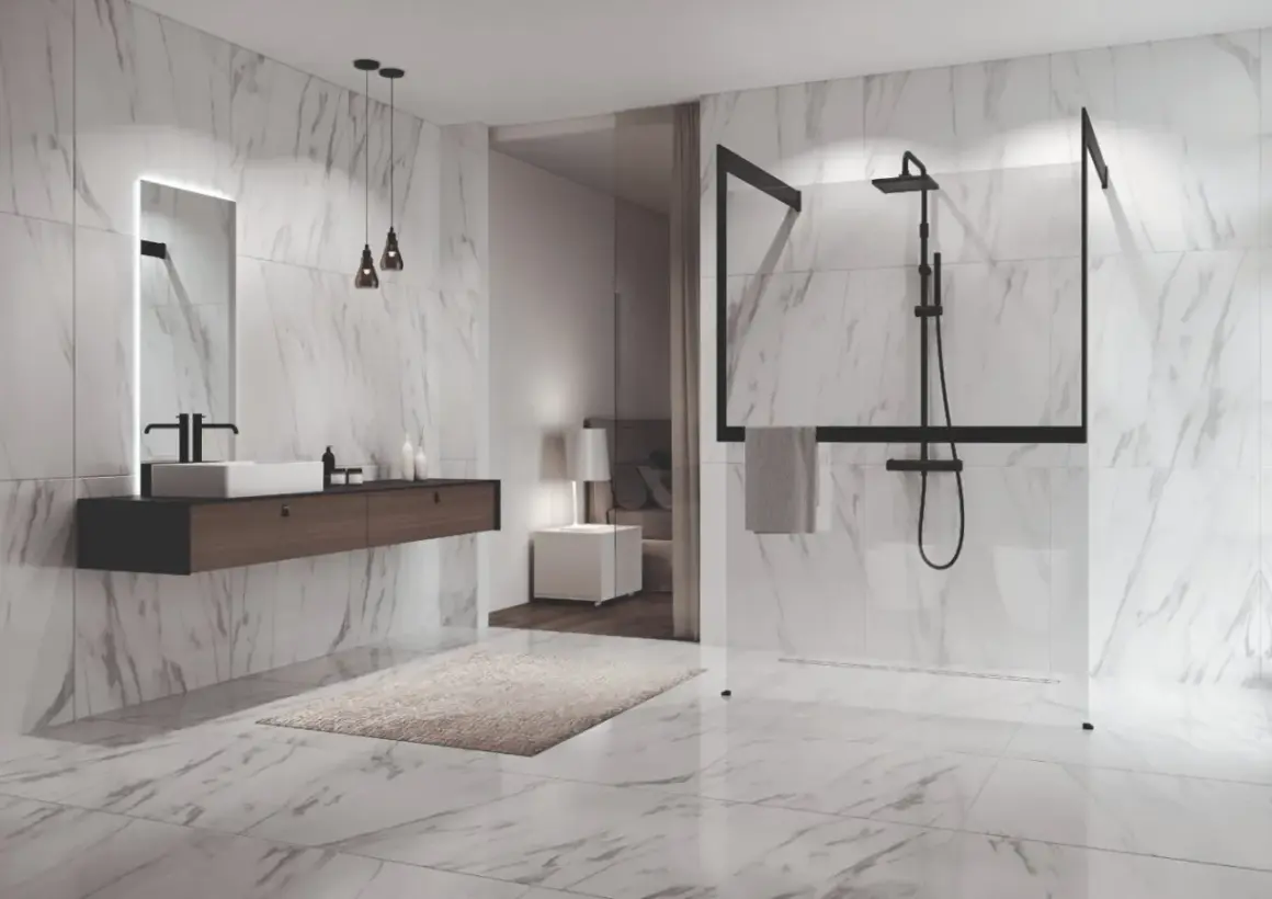Salle de bain moderne avec murs et sol en marbre. Une douche à l'italienne avec paroi en verre et robinetterie noire. Faut il carreler toute la salle de bain?