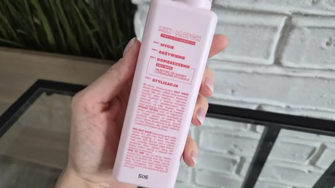 Różowy spray do włosów SALT WAVE dodaje objętości i tekstury, zapewniając naturalny efekt.