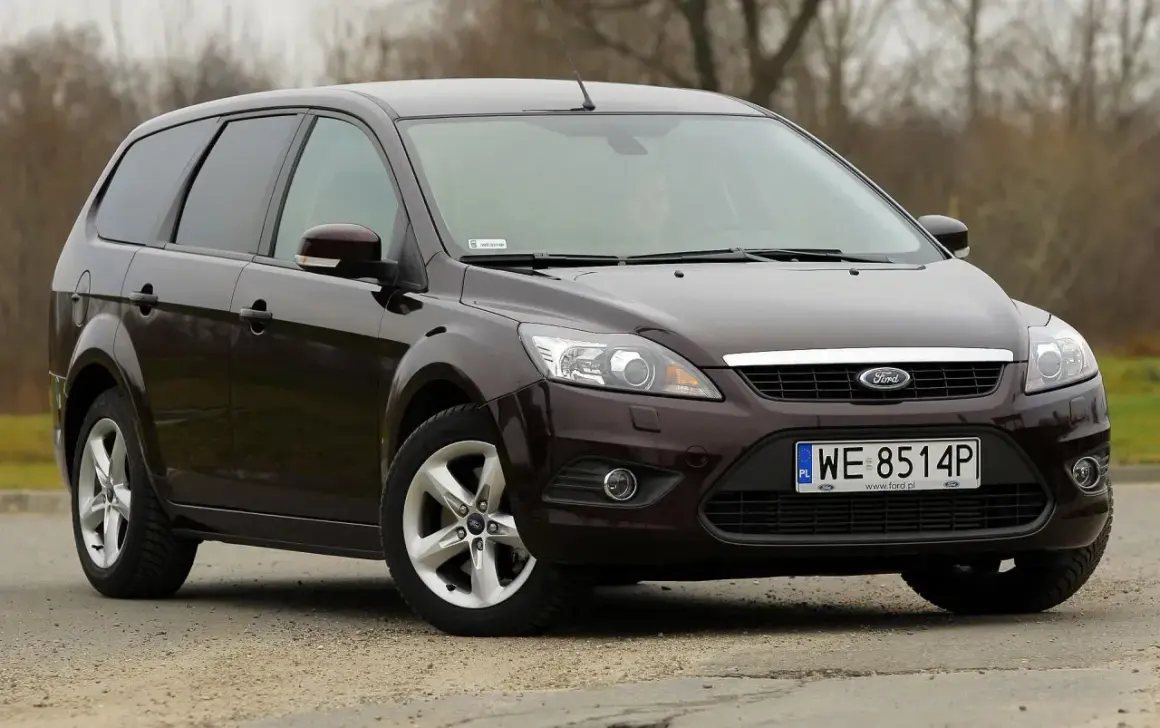 Ciemnobrązowy Ford Focus 1.8 TDCI kombi stoi na drodze.