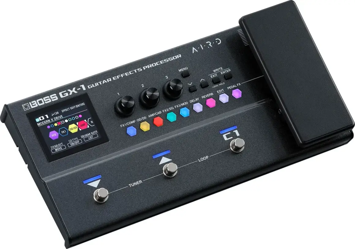 Czarny procesor gitarowy BOSS GX-1 z kolorowymi przyciskami i ekranem LCD. To zaawansowane narzędzie dla gitarzystów, które oferuje szeroki wachlarz efektów i symulacji wzmacniaczy, podobnie jak quad cortex.