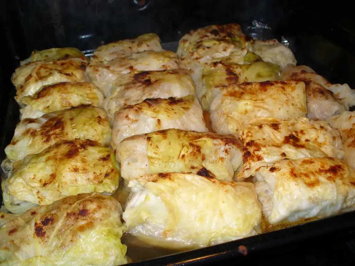 Gołąbki pieczone w piekarniku, złociste i apetyczne. Idealny czas, by sprawdzić, ile pieczemy gołąbki w piekarniku, by były perfekcyjne.