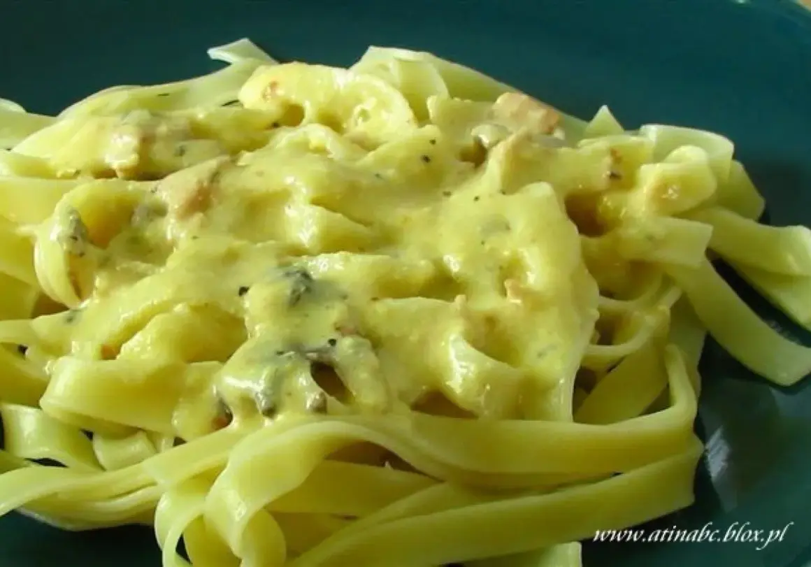 Tagliatelle z kremowym, bogatym sosem serowym, idealnym do makaronu.