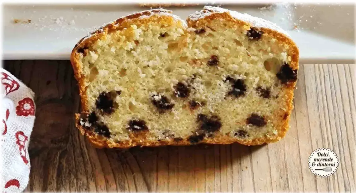 Fetta di torta soffice con gocce di cioccolato, un dolce con albumi perfetto per la colazione o la merenda.