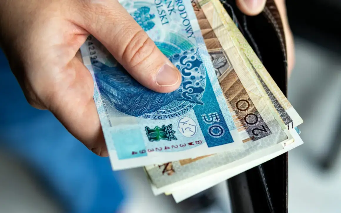 Dłoń trzyma polskie banknoty, w tym 50 i 200 zł, przygotowując się do wypłaty zasiłku pogrzebowego.