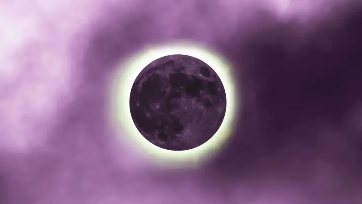 Luna nueva en tonos morados, con un halo brillante. Representa el inicio de ciclos y el luna nueva significado espiritual.