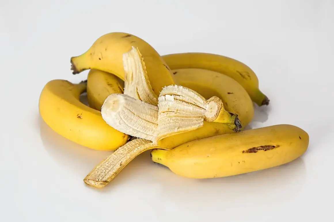Kupa żółtych bananów, jeden częściowo obrany. Czy banan jest lekkostrawny? Tak, to świetna przekąska.