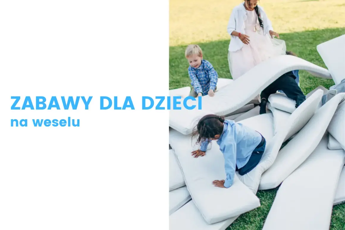 Dzieci bawią się na poduszkach na trawie, tworząc wesołe zabawy dla dzieci na weselu.