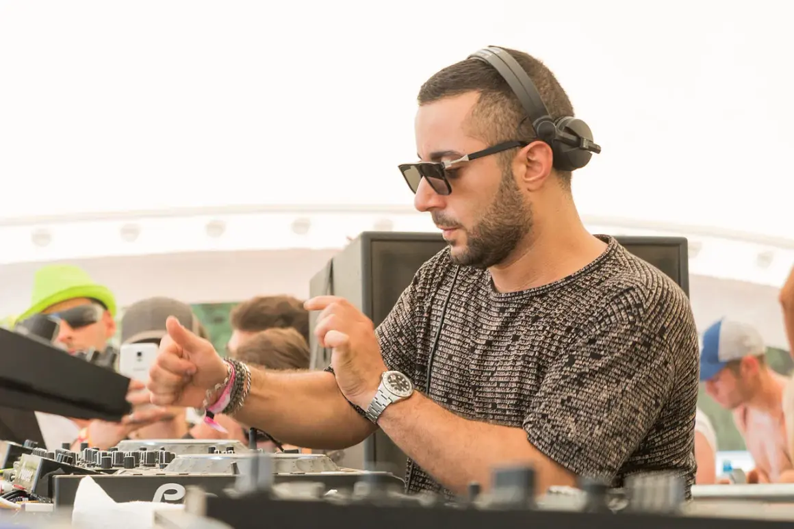 DJ Joseph Capriati in azione, pronto per i prossimi eventi. La folla attende la sua musica.