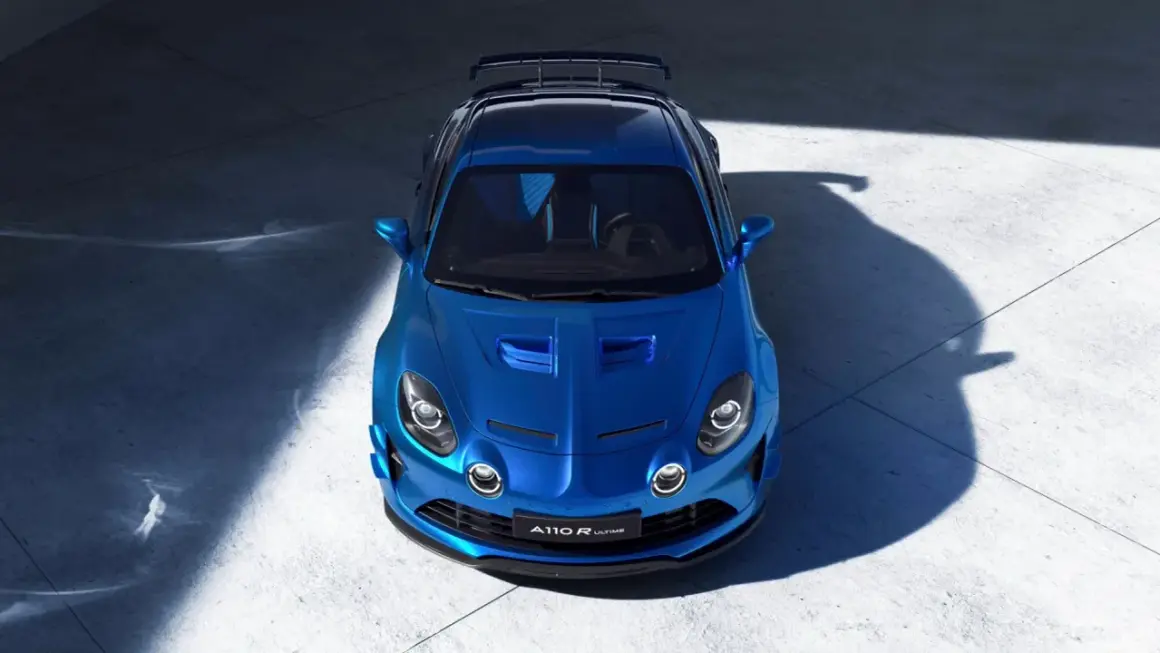 Niebieski samochód sportowy Alpine A110 R Ultime widziany z góry, z dużym tylnym spojlerem.