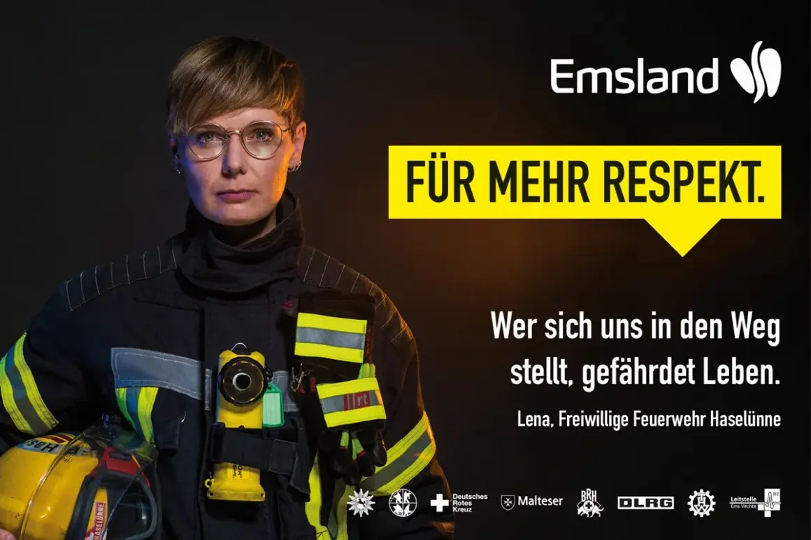 Lena, bei der Feuerwehr, trägt Schutzkleidung und hält einen Helm. Sie steht für Respekt ein.