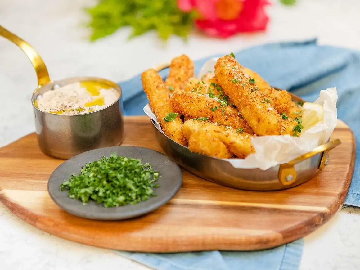 Krispiga grilloststavar med dipp och färska örter. Ett perfekt grillost recept för sommaren.