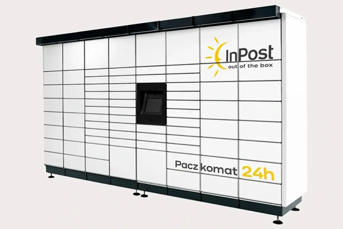 Duży paczkomat InPost gabaryt B z panelem do obsługi i wieloma schowkami.