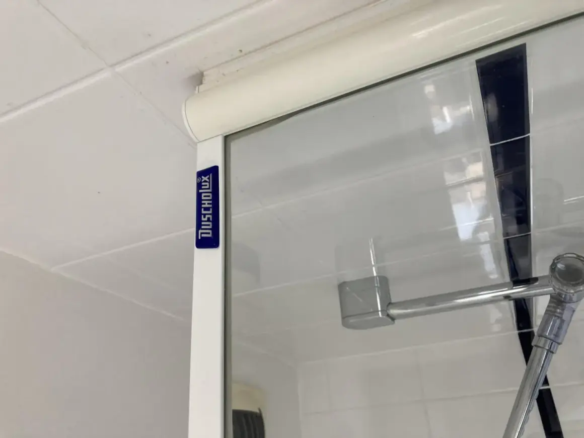 Détail d'une paroi de douche en verre DUSCHOLUX, utile pour savoir comment enlever une paroi de douche en verre.