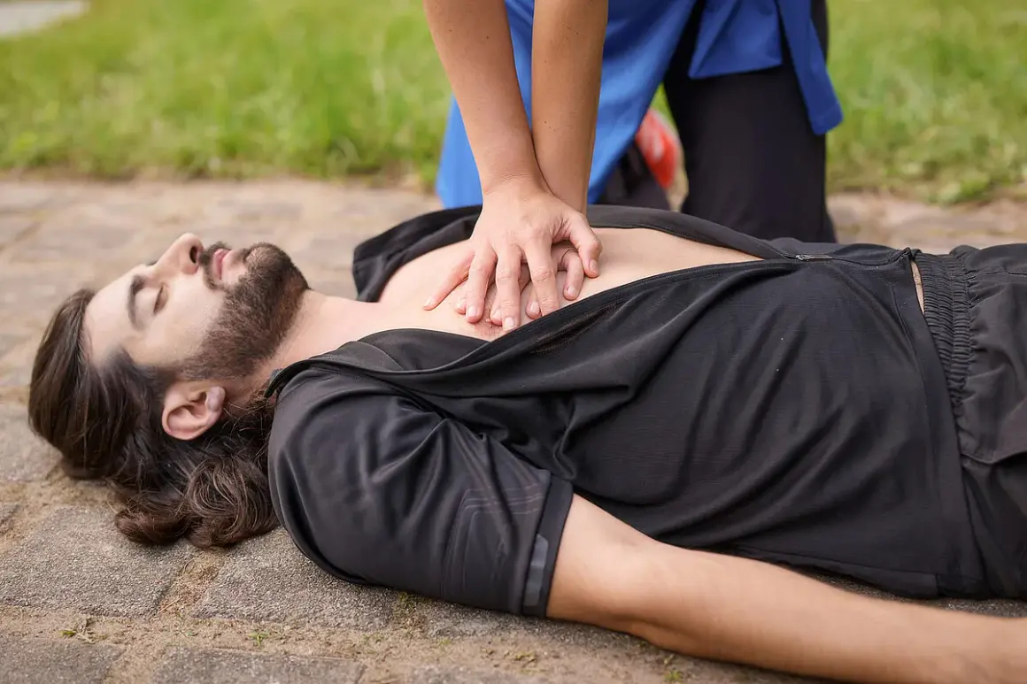 Hände auf die Mitte des Brustkorbs legen und kräftig drücken. So geht Herzdruckmassage, um Leben zu retten.