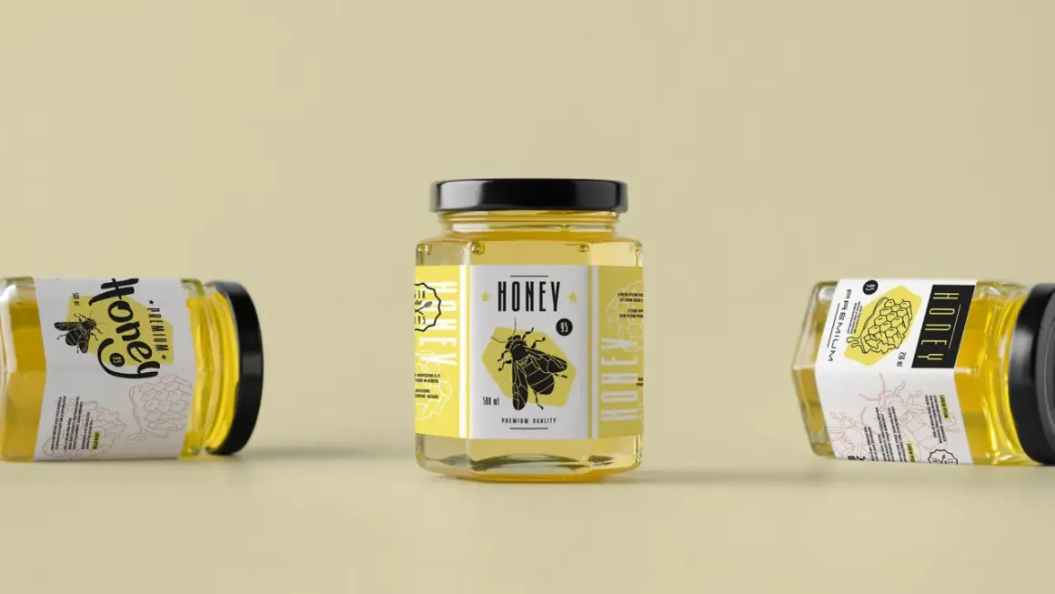 Barattoli di miele con etichette vintage, perfette per creare le tue etichette miele da stampare gratis.