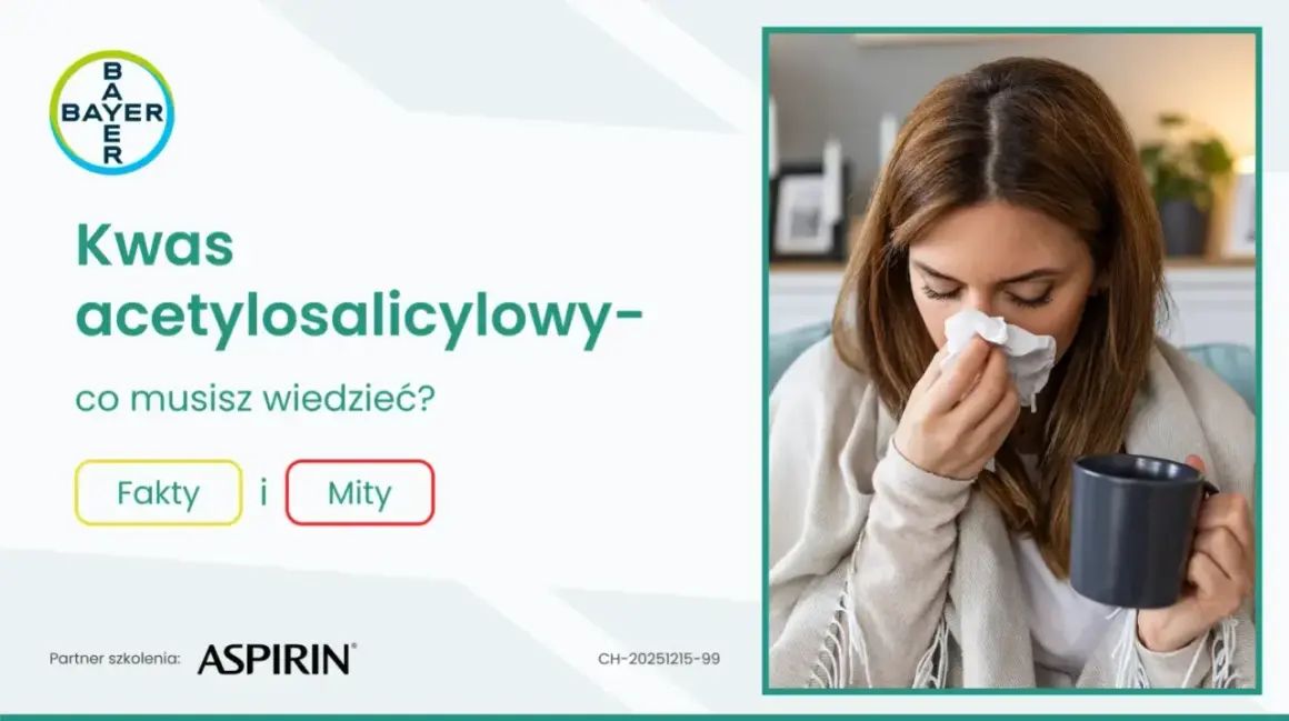 Kobieta z kubkiem w dłoni wydmuchuje nos w chusteczkę.