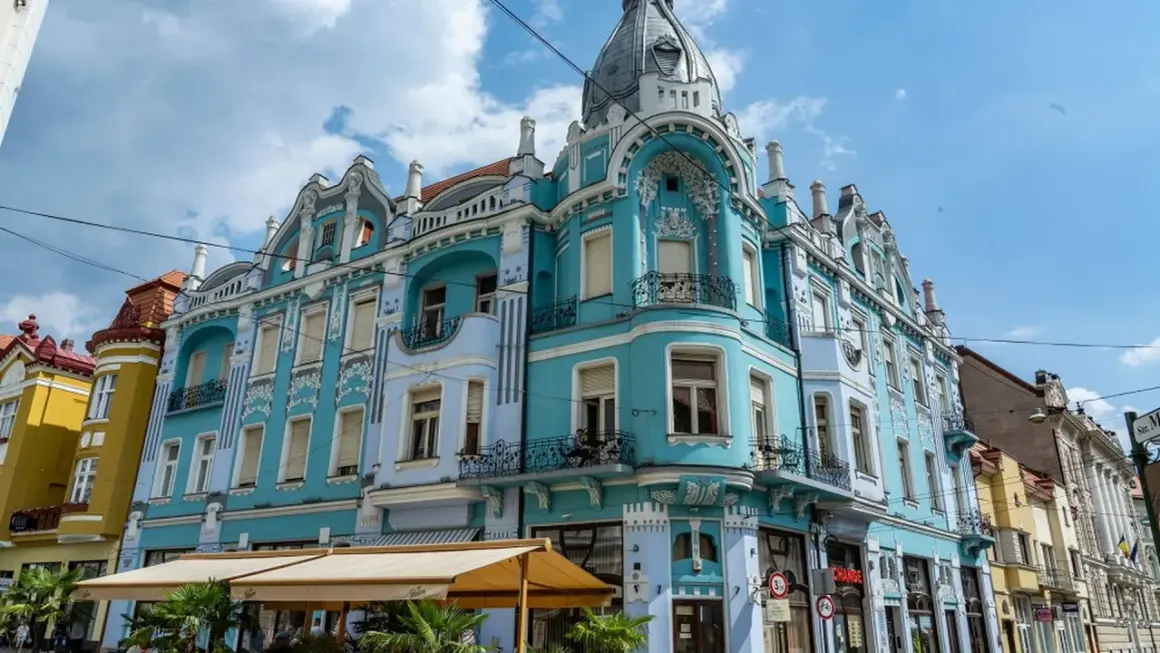 Piękne, błękitne kamienice w Oradea w Rumunii, z ozdobnymi fasadami i wieżyczką, przyciągają wzrok.