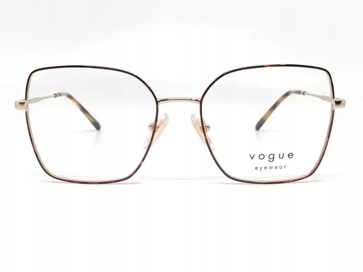 Modne okulary Vogue Eyewear w bordowej oprawce z metalowymi zausznikami.