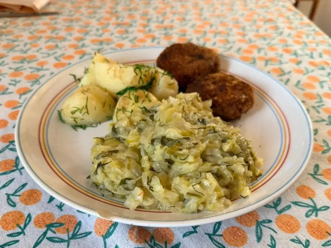 Młoda kapusta z koperkiem, przepis babci, podana z ziemniakami i kotlecikami. Pyszny, domowy obiad.