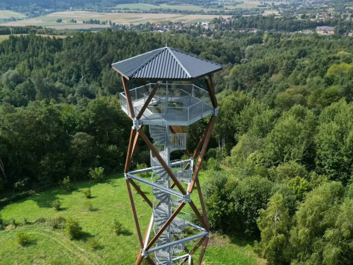 Nowa wieża obserwacyjna z kręconymi schodami zaprasza na górę, by podziwiać zielone lasy i krajobraz.