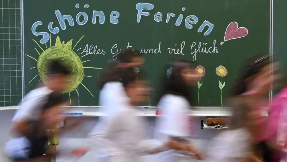 Schöne Ferien! Kinder eilen an einer Tafel vorbei, auf der Sonne, Blumen und ein Herz gemalt sind. Endlich sind die Sommerferien da!