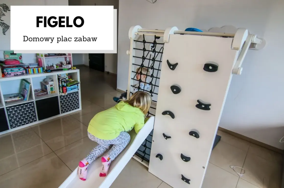 Dzieci bawią się na domowym placu zabaw Figelo. Dziewczynka zjeżdża ze zjeżdżalni, a chłopiec jest w środku konstrukcji.