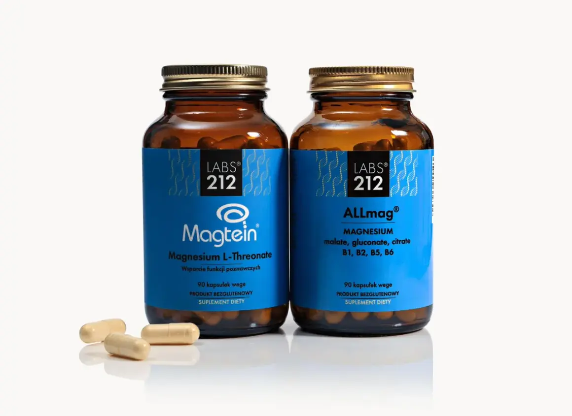 Dwie butelki suplementów diety z magnezem: Magtein (magnesium L-Threonate) i ALLmag. Obok leżą trzy kapsułki.