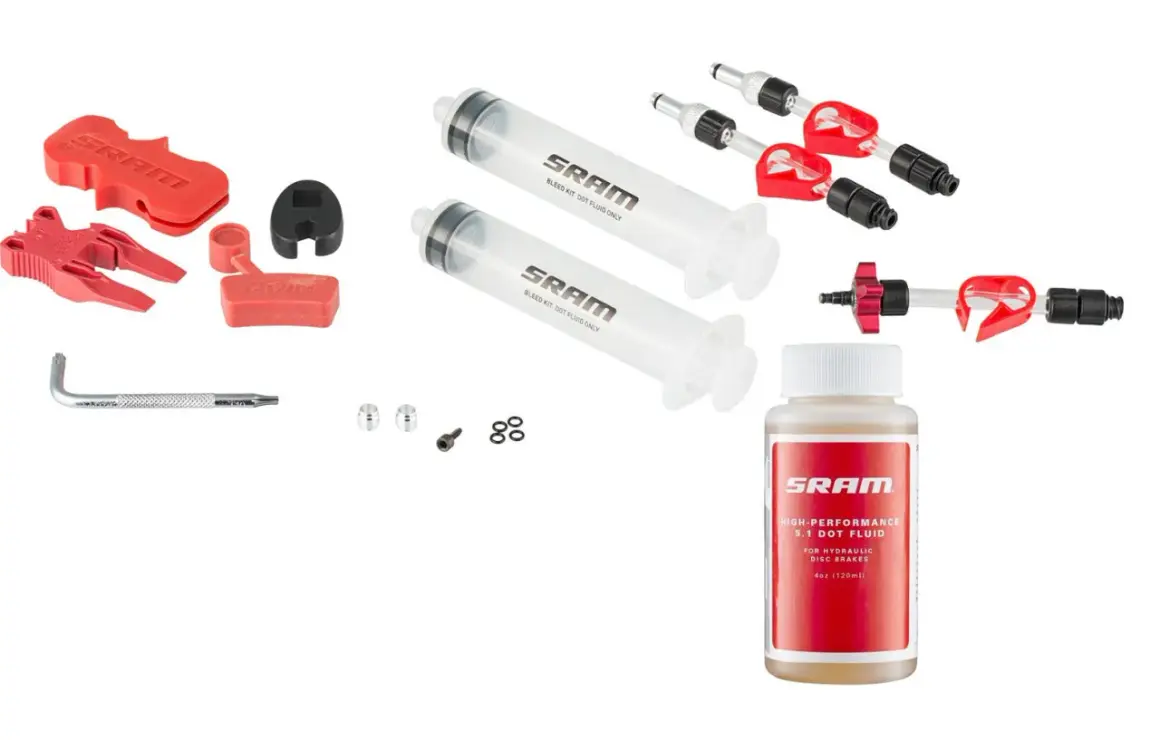 Kit pour purge liquide de frein SRAM : seringues, adaptateurs, clé Allen et flacon de DOT 5.1.