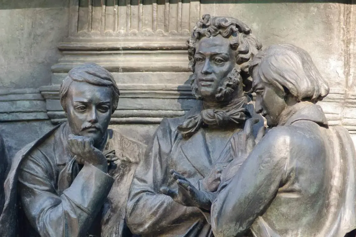 Brązowe rzeźby trzech mężczyzn, symbolizujące romantyzm. Najważniejsze informacje o epoce w sztuce i literaturze.