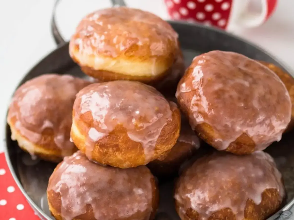 Stary przepis na pączki babci. Złociste, puszyste, oblane lukrem. Idealne na tłusty czwartek.