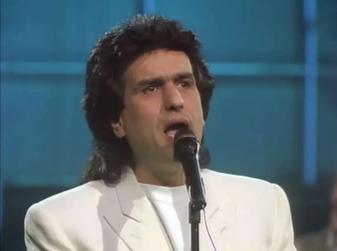 Toto Cutugno canta "Solo noi", un classico delle canzoni italiane, con la sua voce inconfondibile.