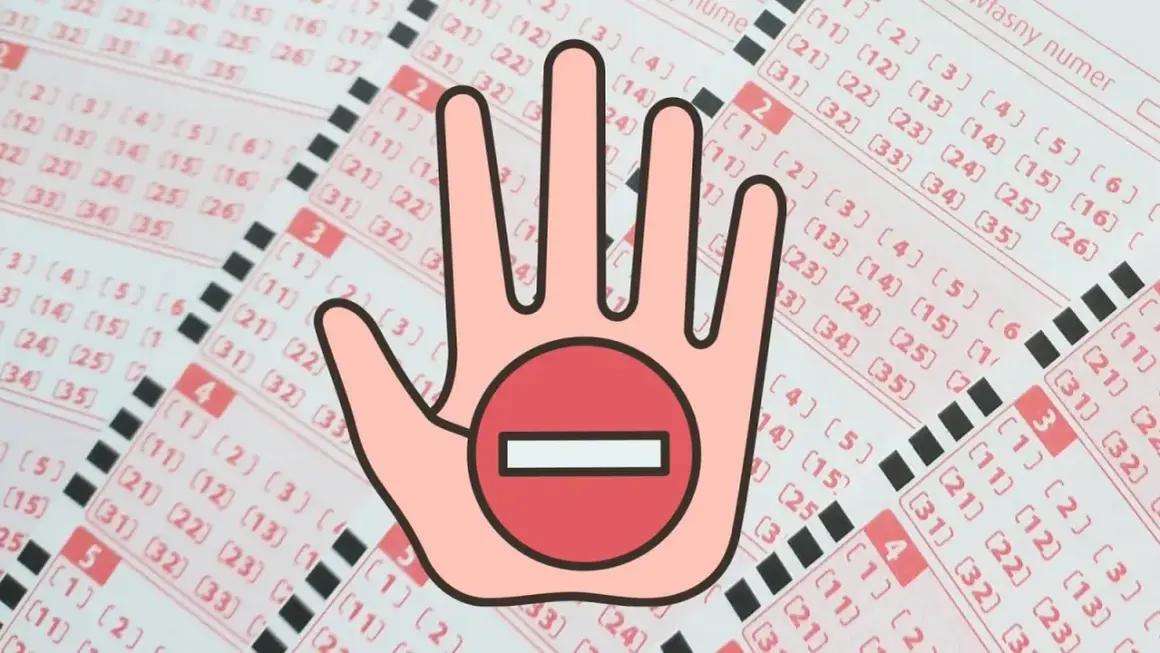 Dłoń z symbolem zakazu na tle kuponów lotto. Czy pracownicy Totalizatora Sportowego mają zakaz grania w Eurojackpot?