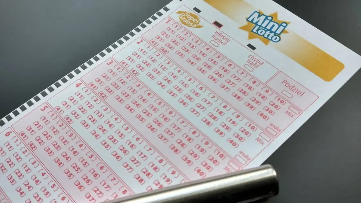 Kupon Mini Lotto z zaznaczonymi polami do wyboru liczb.