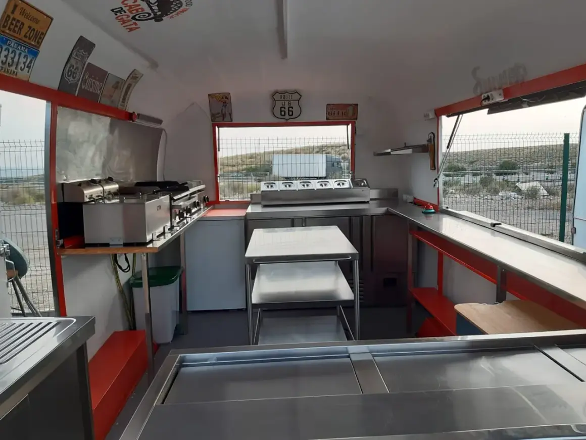 Interior de un food truck en Cabo de Gata, listo para servir deliciosas comidas.
