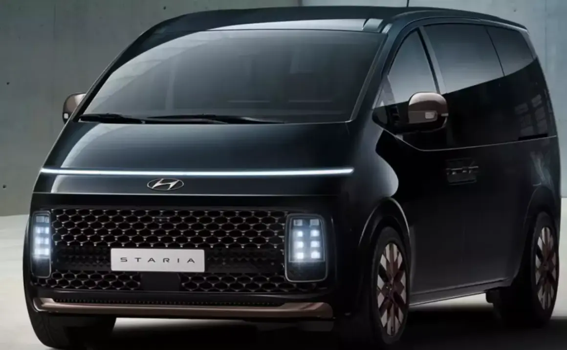Nowoczesny czarny Hyundai Staria z charakterystycznym pasem LED i siatkowym grillem.