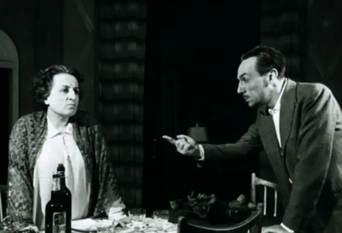 Una donna e un uomo discutono animatamente. La scena evoca la **Filumena Marturano storia vera**, un dramma di vita e di scelte difficili.