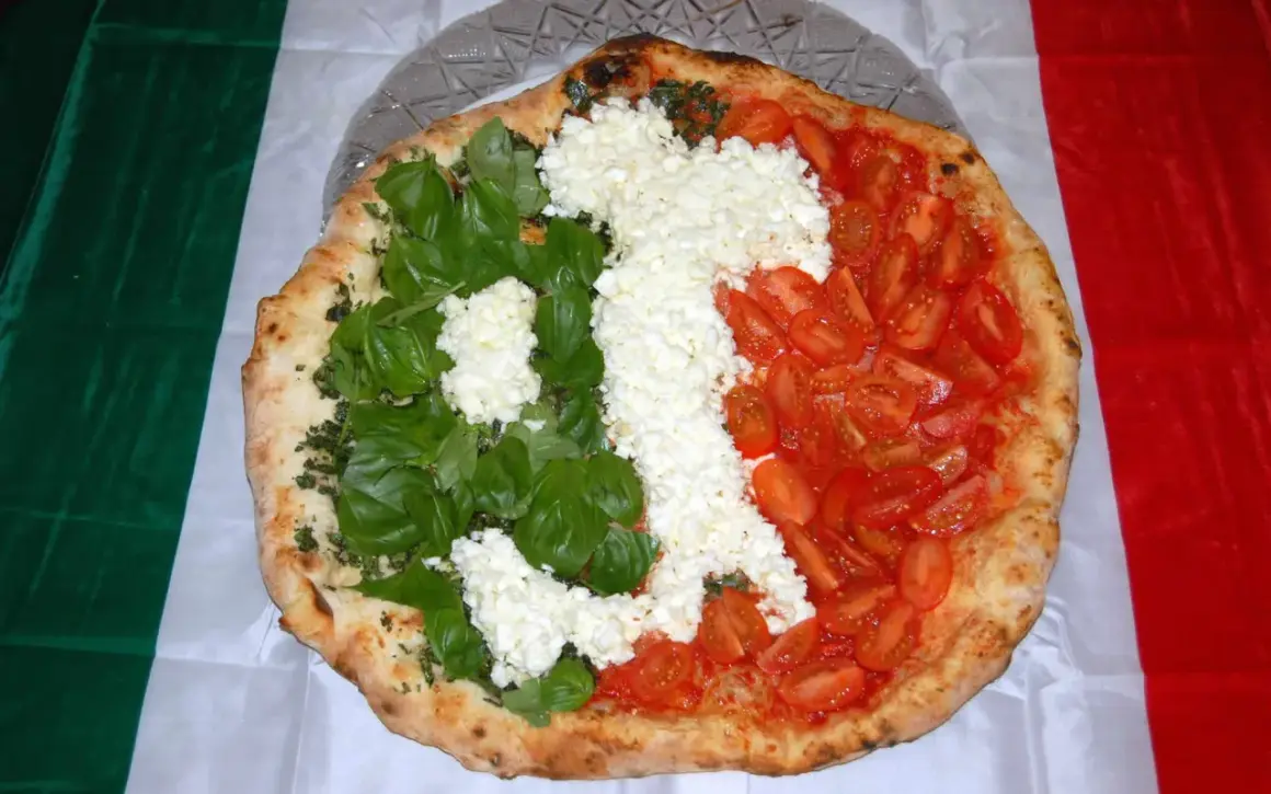 Pizza w barwach narodowych Włoch, przypominająca o tym, skąd wywodzi się pizza. Zielona bazylia, biały ser i czerwone pomidory.