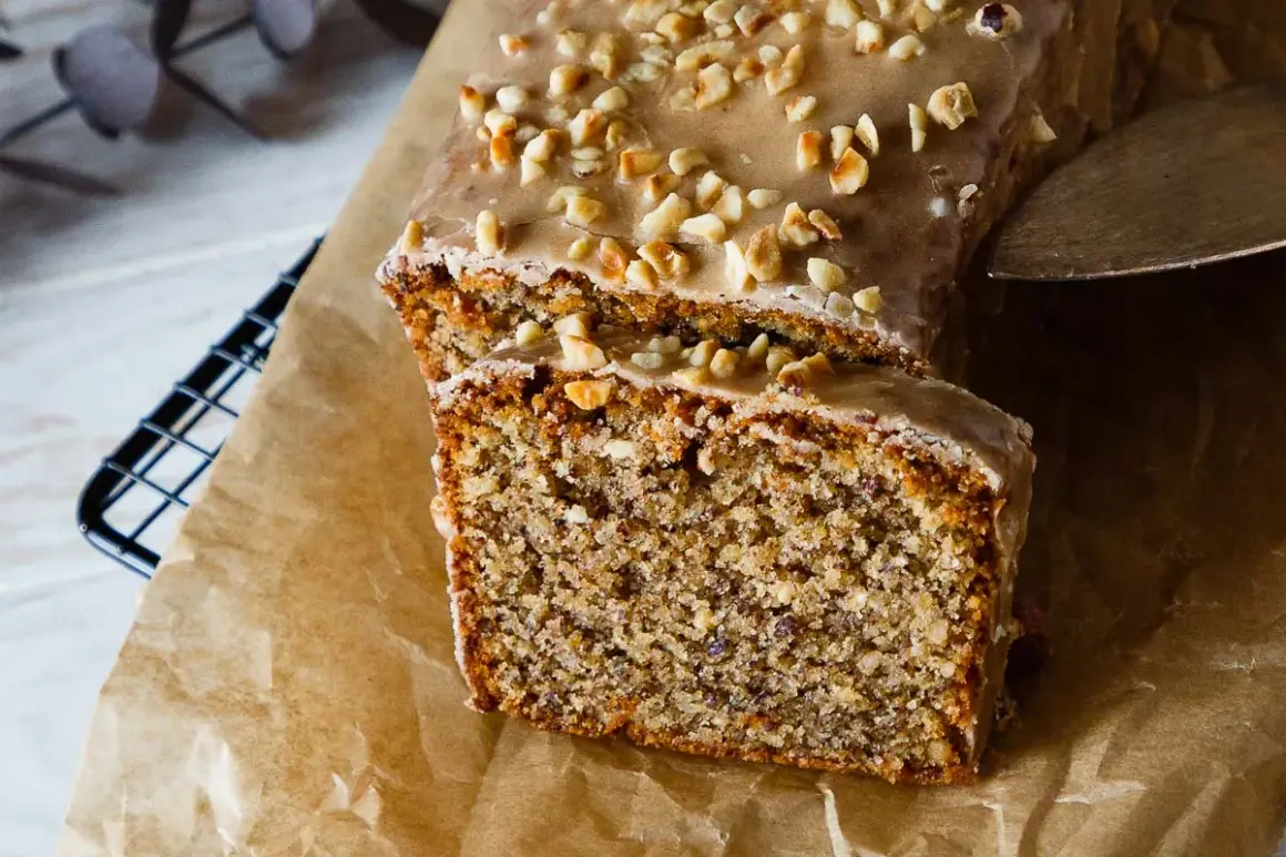 Ein saftiger Nusskuchen, schnell gebacken und mit knackigen Nüssen bestreut. Perfekt für den Kaffeetisch.