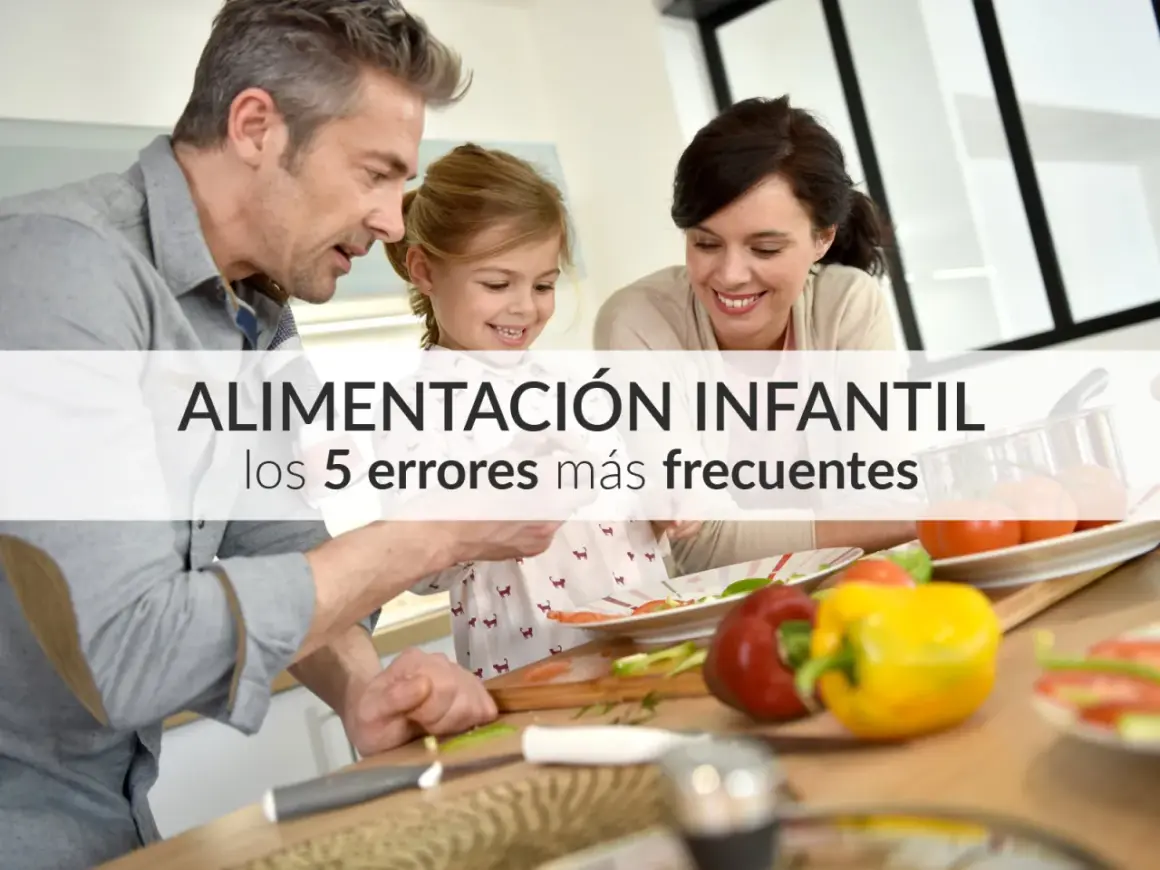 Familia preparando comida, aprendiendo sobre grupos de alimentos para niños.