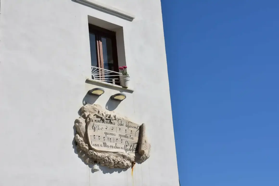 Targa in pietra con spartito musicale e testo "A Marechiaro Salis, dicemmo, quando spunta la luna a Mare-chiaro".