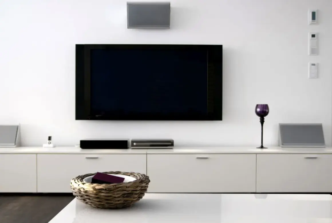 Nowoczesny salon z dużym telewizorem. Sprawdź nasz ranking telewizorów 75 cali, by wybrać najlepszy model do swojego domu.