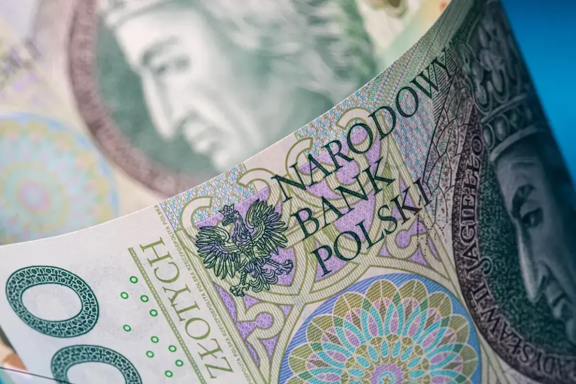 Zbliżenie na polskie banknoty. Dowiedz się, jak wypełnić pcc-3 pożyczka od rodziny, aby uniknąć problemów.
