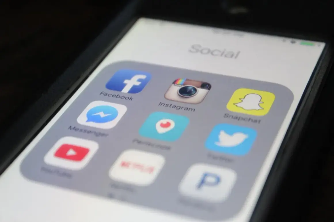 Ikona Snapchat na ekranie telefonu, obok Facebook, Instagram. Zastanawiasz się, snapchat co to? To popularna aplikacja społecznościowa.