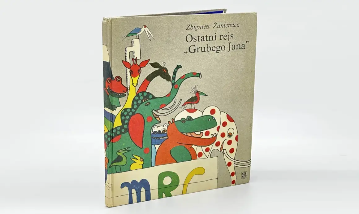 Okładka książki "Ostatni rejs Grubego Jana" Zbigniewa Żakiewicza, przykład polskiej szkoły ilustracji. Kolorowe zwierzęta na szarym tle.
