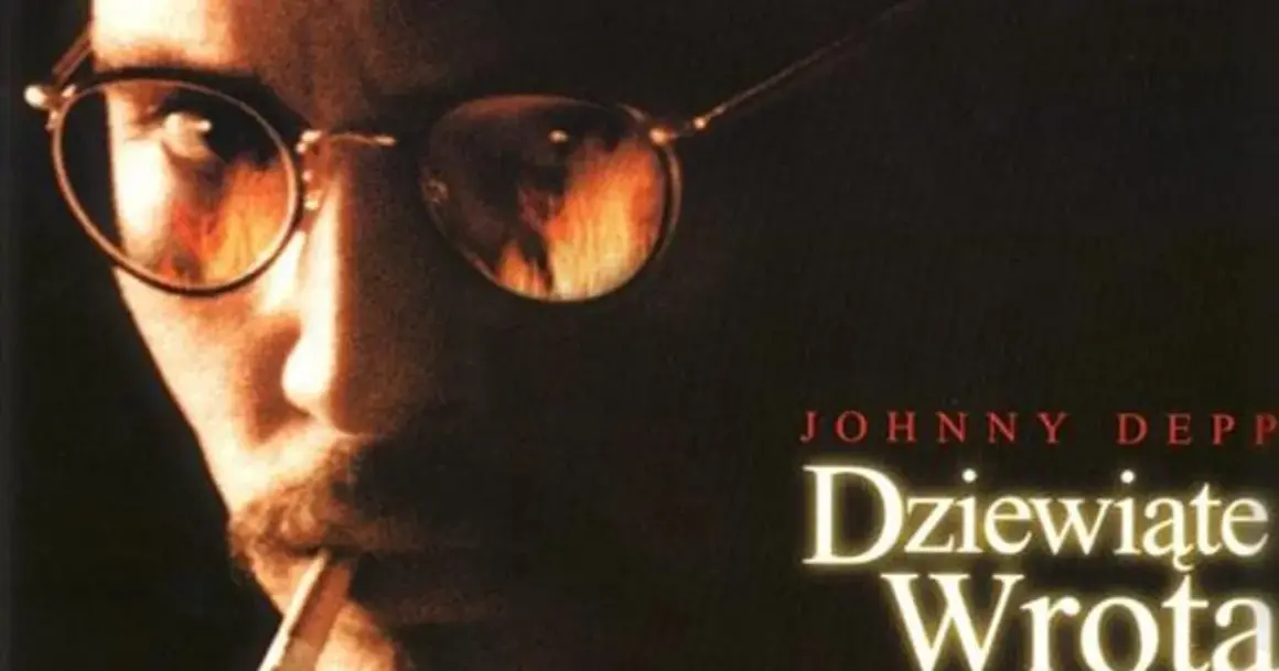 Johnny Depp w okularach, z papierosem w ustach, na tle płomieni. Plakat filmu "Dziewiąte wrota".