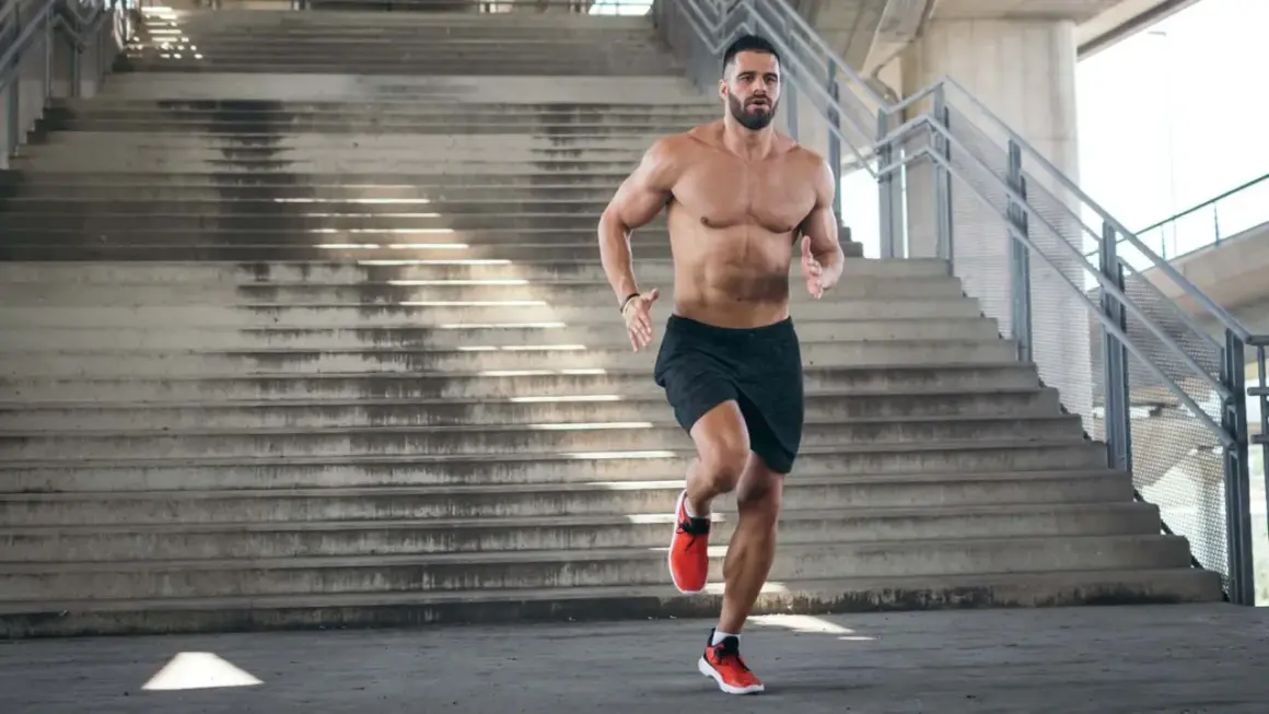 Ein Mann joggt eine Treppe hoch. Beim Joggen werden viele Muskeln trainiert, besonders die Beinmuskulatur.